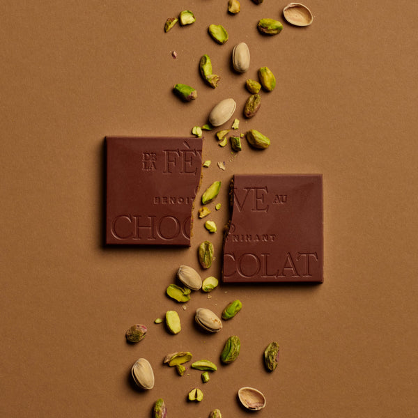 Tablette au chocolat au lait fourrée de praliné pistaches et crêpe dentelle