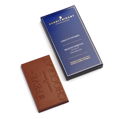 Tablette de chocolat noir fourrée de praliné noisettes et fleur de sel